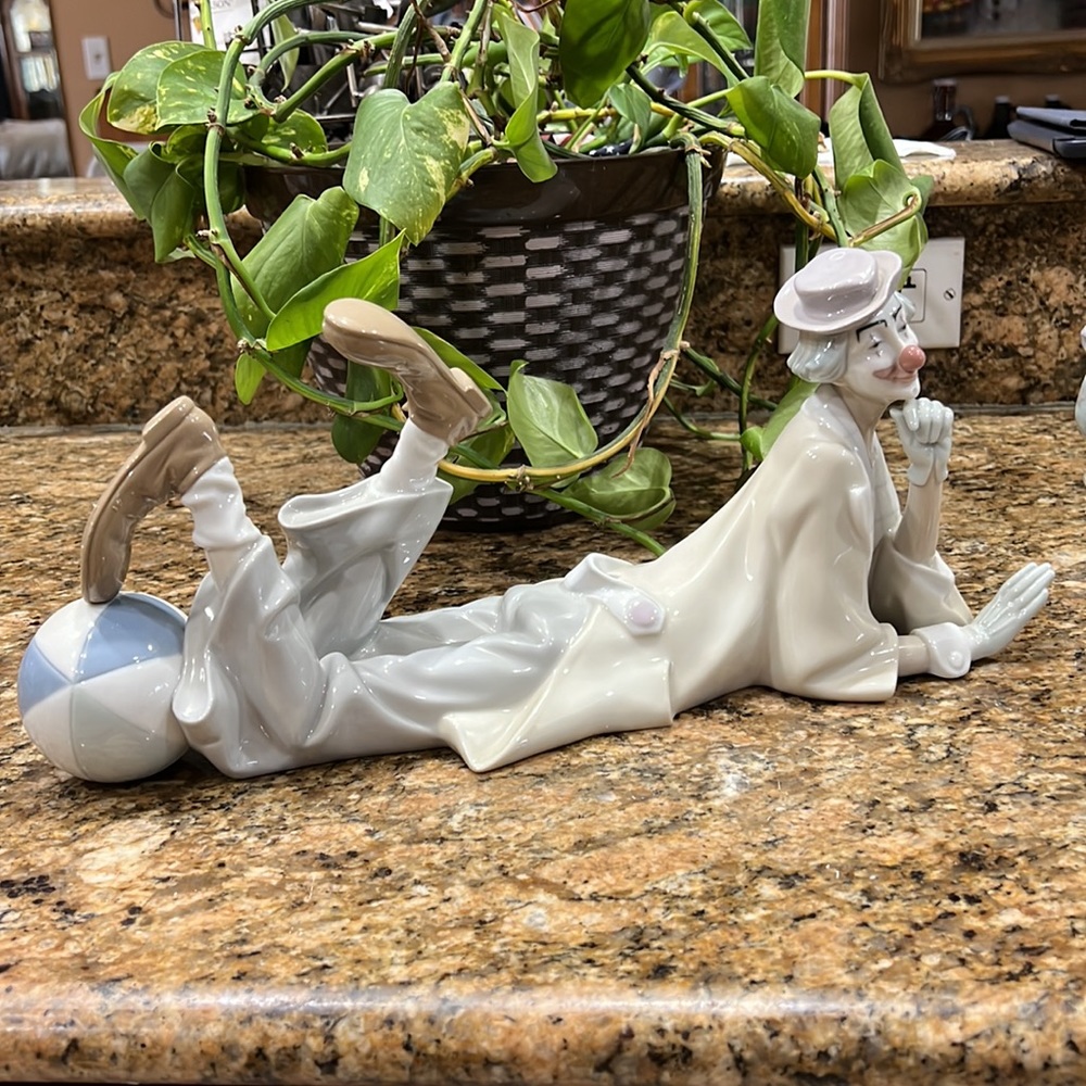 Llardo collectible large clown Well usually posing with a ball